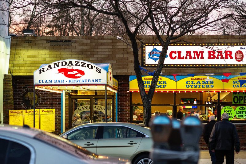 Randazzo's Clam Bar: Sheepshead Bay Institution