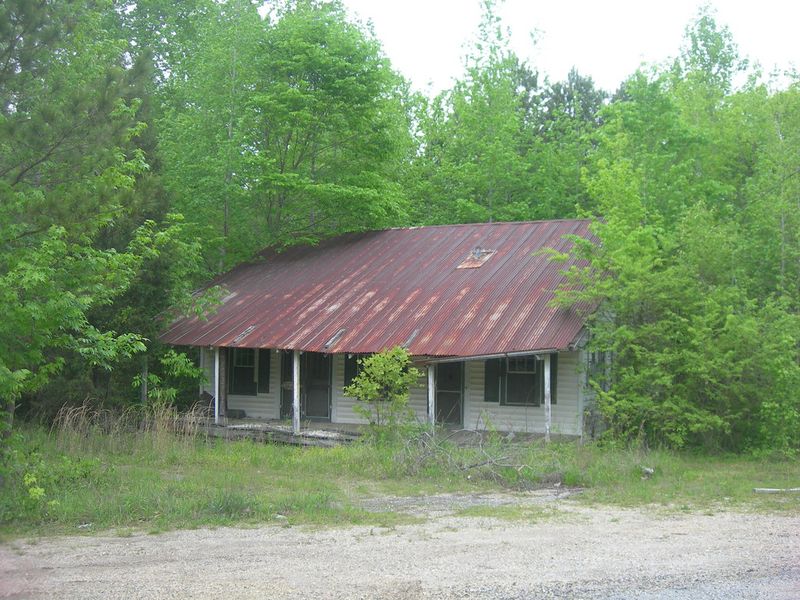 Jamestown's Farmhouse Charm