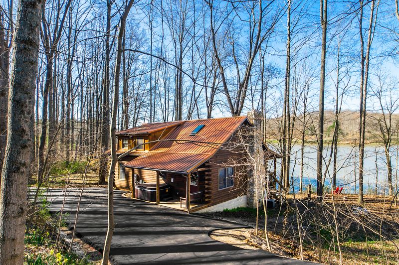Rivers Edge Cabin — Hocking Hills Adventures (Logan — Hocking River)