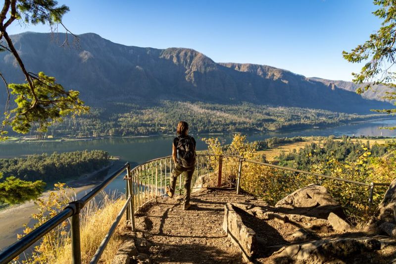 Hike Beacon Rock