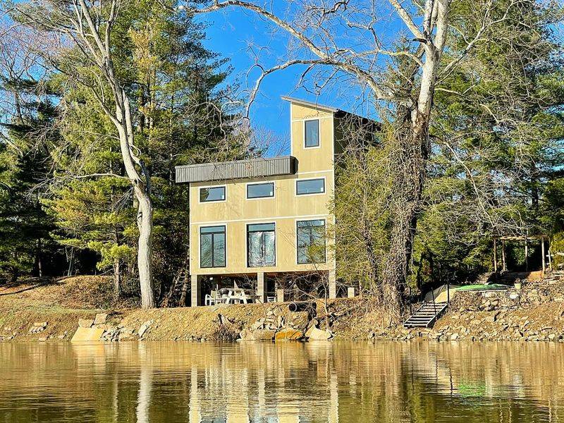 Modern Villa On The Tuscarawas (Dover area — Tuscarawas River)